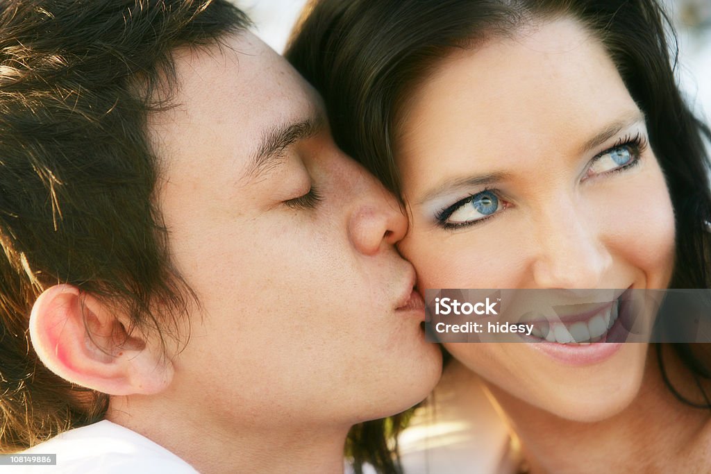 Całować kobiety Mężczyzna na policzku - Zbiór zdjęć royalty-free (20-29 lat)