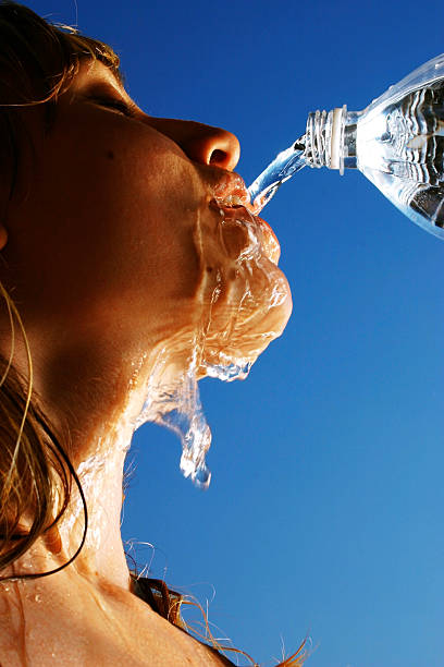 portret młoda kobieta wody pitnej - quench thirst zdjęcia i obrazy z banku zdjęć