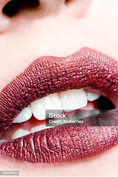 Retrato De Mujer Usando La Boca Lápiz Labial Rojo Brillante Foto de stock y más banco de imágenes de Purpurina