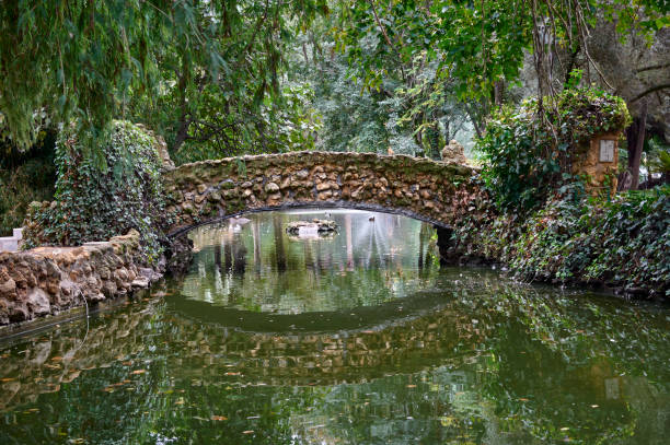 puente de piedra - plaza de espana seville spain parque maria luisa stock-fotos und bilder