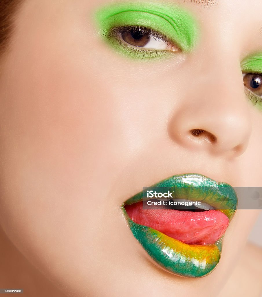 Jeune femme avec un maquillage vert - Photo de Adulte libre de droits