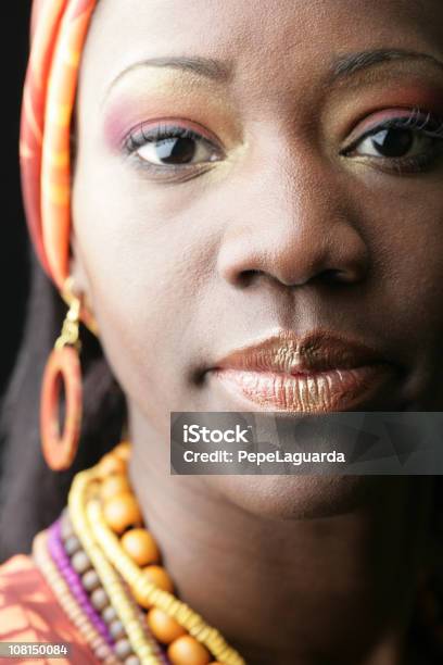 Красочные Женщина — стоковые фотографии и другие картинки 20-24 года - 20-24 года, Аборигенная культура, Афроамериканская этническая группа
