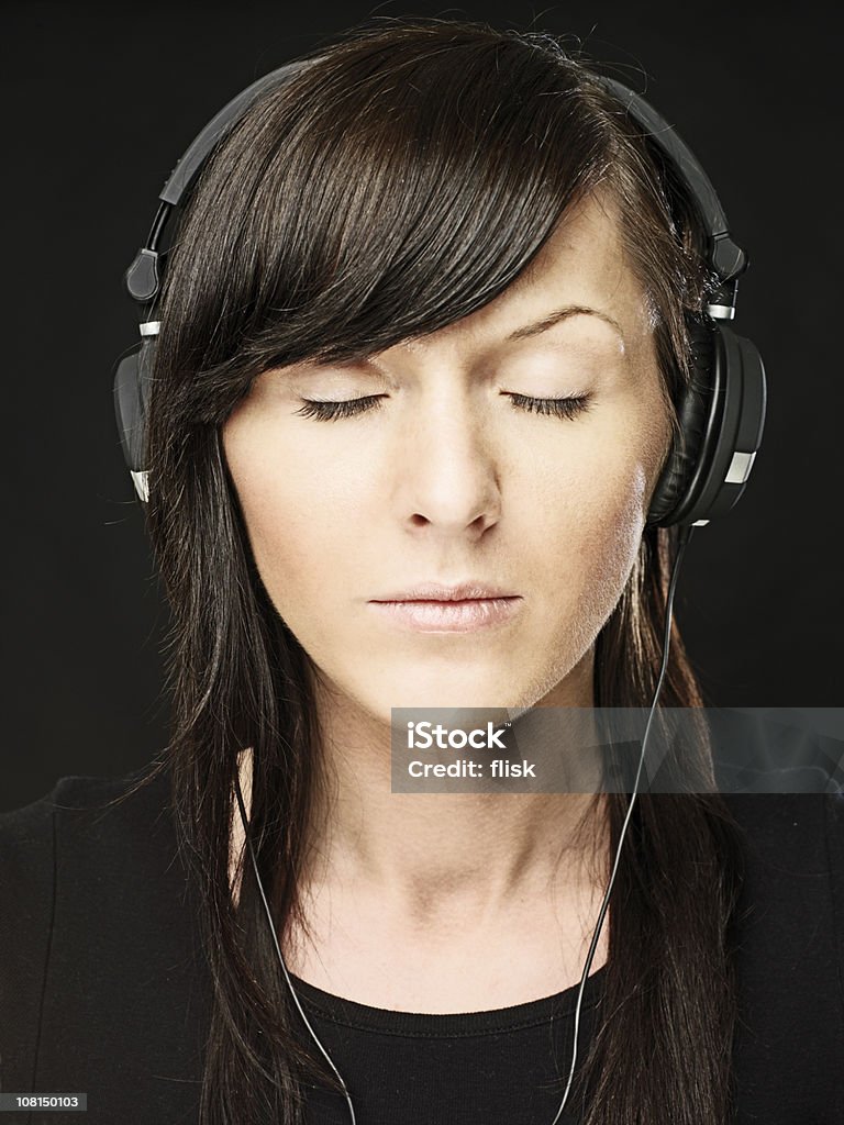 Femme fermé les yeux et écouter de la musique - Photo de Casque audio libre de droits