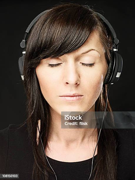 Photo libre de droit de Femme Fermé Les Yeux Et Écouter De La Musique banque d'images et plus d'images libres de droit de Casque audio - Casque audio, Vue de face, Yeux fermés