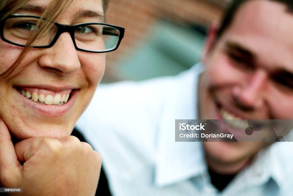 Portrait de jeune femme et homme souriant - Photo de 18-19 ans libre de droits