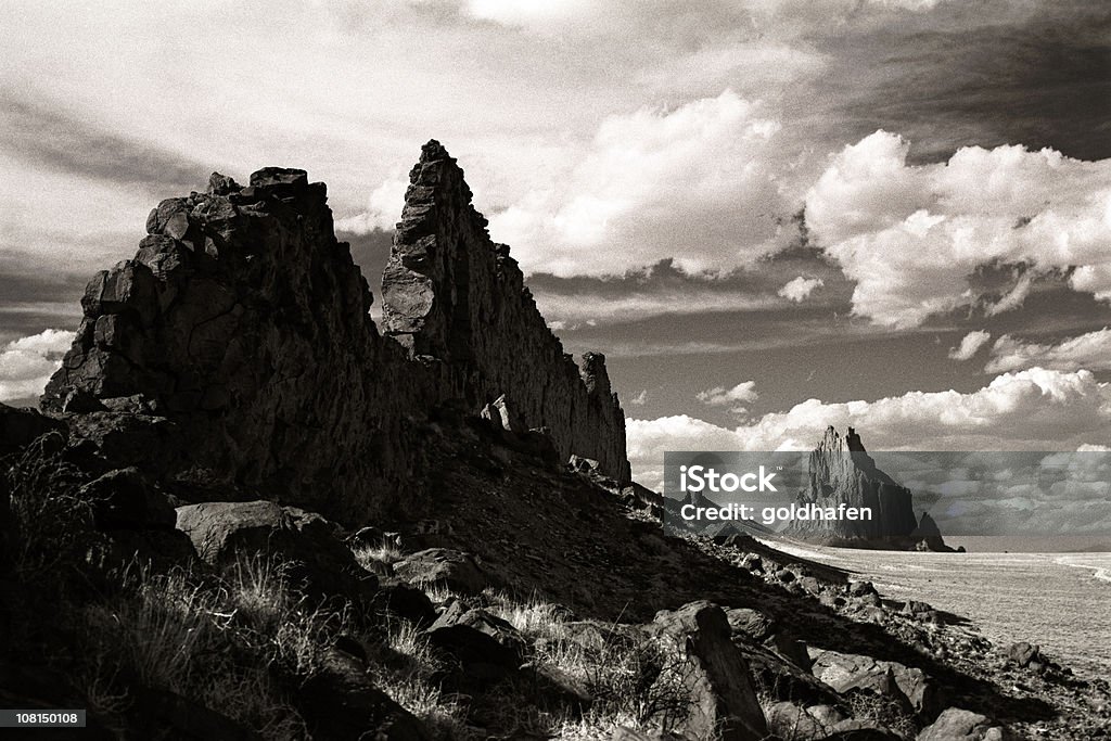 Shiprock 、岩の多い海岸線風景、ブラックおよびホワイト - シップロックのロイヤリティフリーストックフォト