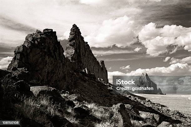Shiprock 岩の多い海岸線風景ブラックおよびホワイト - シップロックのストックフォトや画像を多数ご用意 - シップロック, ニューメキシコ州, モノクロ