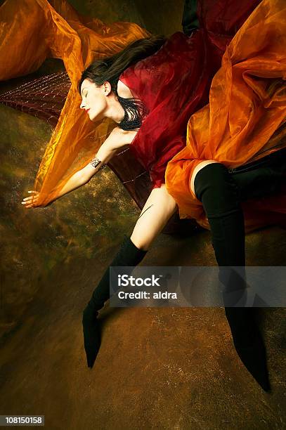 Junge Frau Posieren Mit Roten Und Orangefarbenen Seide Stoff Stockfoto und mehr Bilder von Tanzen