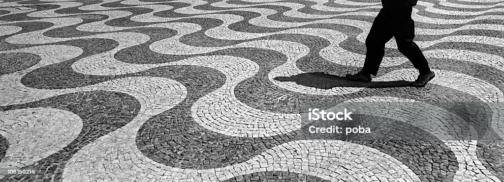Uomo a piedi giù ornato percorso - Foto stock royalty-free di Città di Lisbona