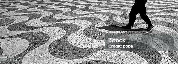 Uomo A Piedi Giù Ornato Percorso - Fotografie stock e altre immagini di Città di Lisbona - Città di Lisbona, Bianco e nero, Pedone - Ruolo dell'uomo