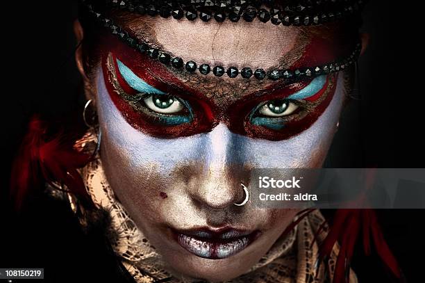 Retrato De Jovem Com Tinta Facial Maquilhagem - Fotografias de stock e mais imagens de Representação Teatral - Representação Teatral, Edifício de Teatro, Maquilhagem