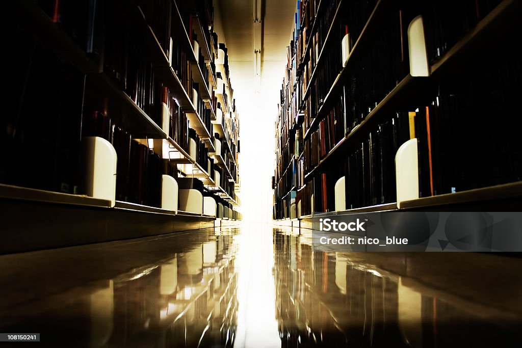 Biblioteca prateleiras com luz de fundo brilhante - Foto de stock de Ausência royalty-free