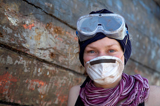 giovane donna con maschera e occhiali protettivi - nautical vessel wood sailing ship repairing foto e immagini stock