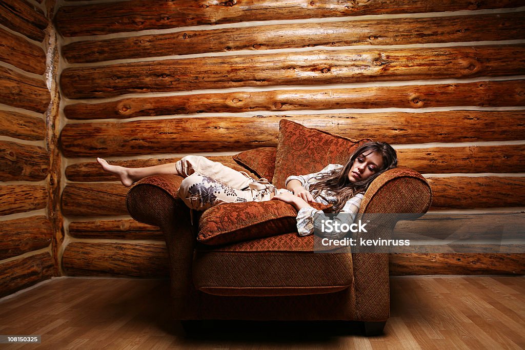 Joven mujer sentada gran silla - Foto de stock de Acogedor libre de derechos