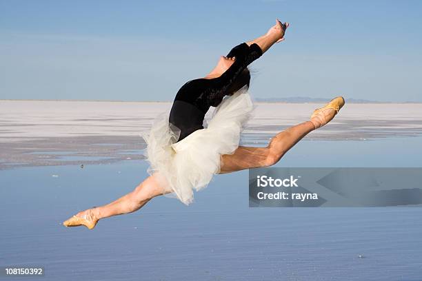 Ballerina Acqua - Fotografie stock e altre immagini di A mezz'aria - A mezz'aria, Abilità, Acqua