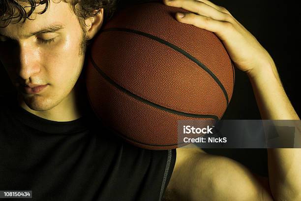 Koszykarz - zdjęcia stockowe i więcej obrazów Czarne tło - Czarne tło, Sport, Aspiracje