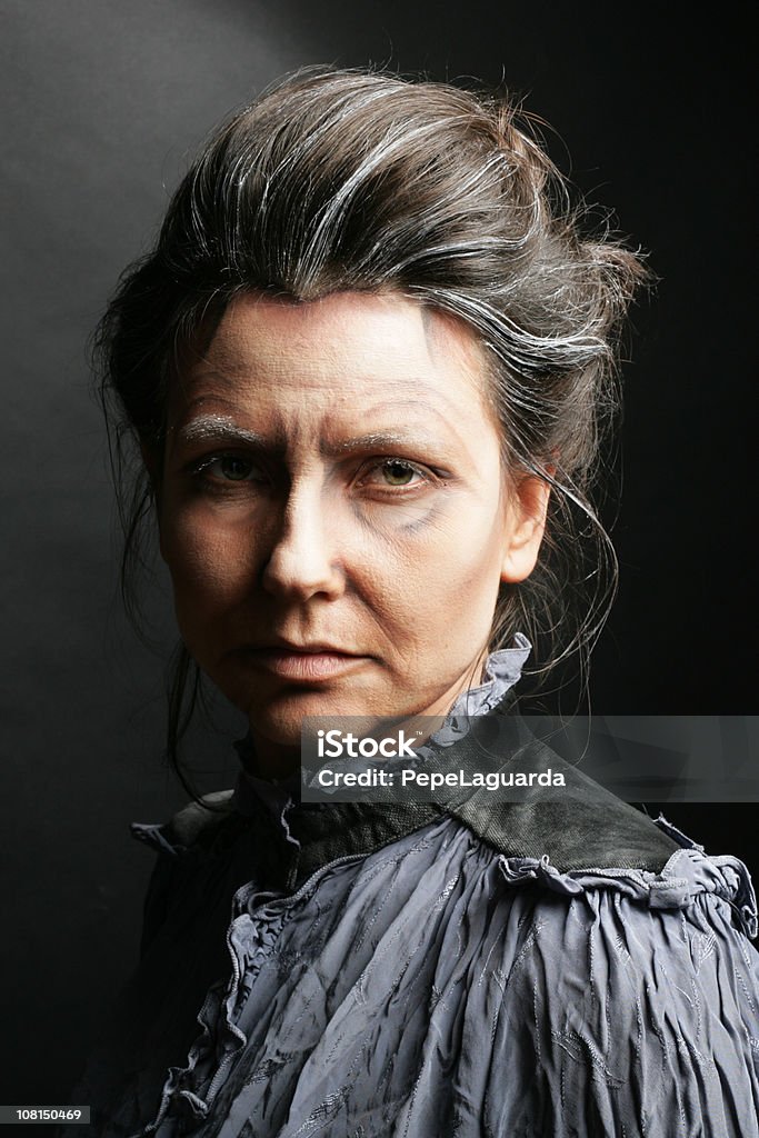 Retrato do velho, antigo de forma um pouco assustador mulher em Roupa - Royalty-free Tristeza Foto de stock