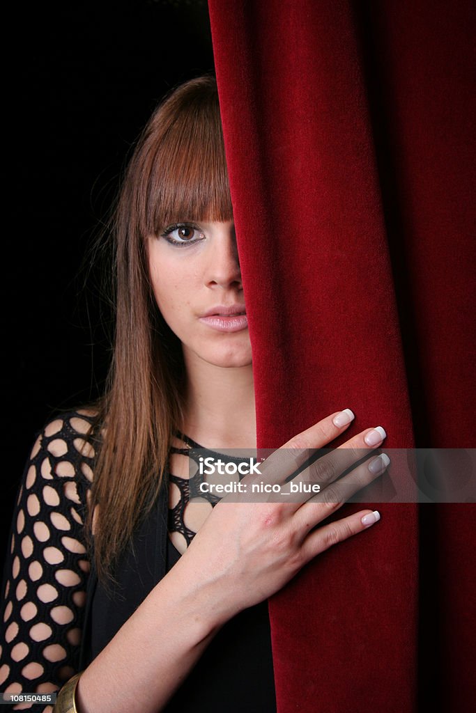 Detrás de las cortinas de color rojo - Foto de stock de Cortina libre de derechos
