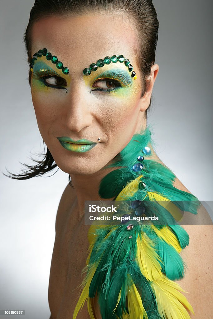 Crossdressing uomo con Make-up colorato e piume - Foto stock royalty-free di Trucco per il viso