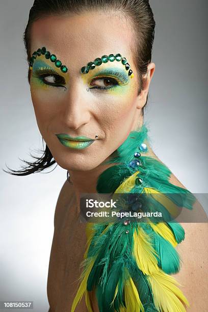 Crossdressing Uomo Con Makeup Colorato E Piume - Fotografie stock e altre immagini di Trucco per il viso - Trucco per il viso, Multicolore, Persona gay