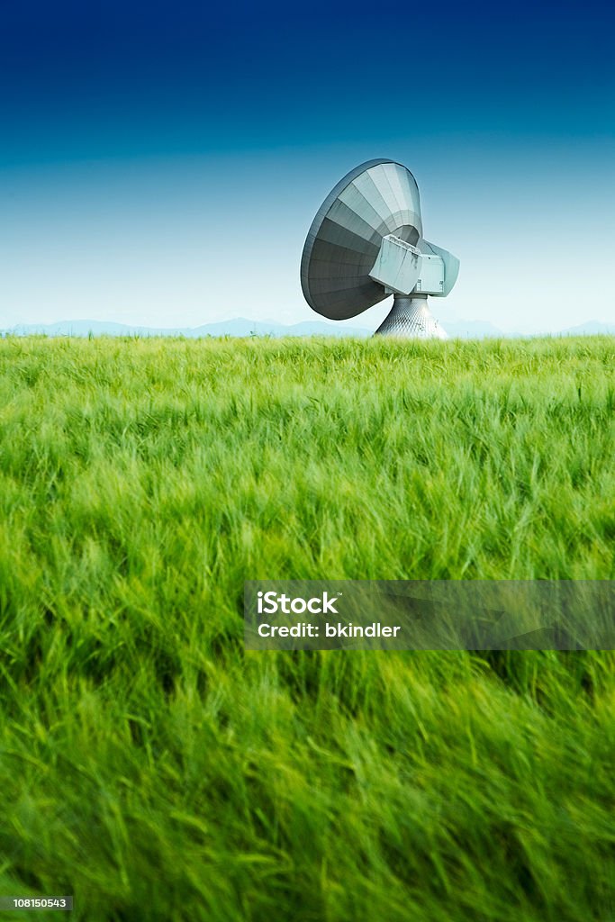 Gran antena parabólica en Green Field - Foto de stock de Antena parabólica libre de derechos