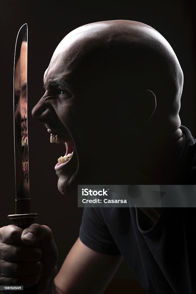 怒った若い男性のポートレートを持つたナイフ、ローキー - 復讐のロイヤリティフリーストックフォト