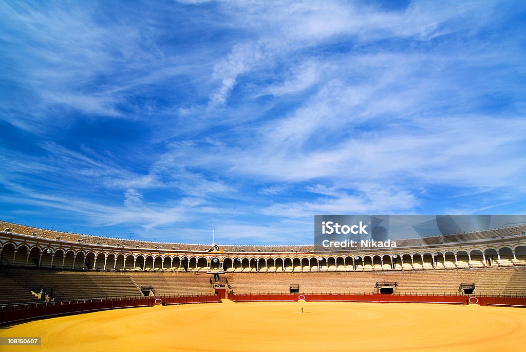 Bullfighting Арена с небесно-голубой - Ст�оковые фото Бой быков роялти-фри