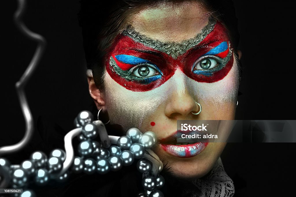 Mujer joven usando pintura de la cara de maquillaje y perlas - Foto de stock de Cultura indígena libre de derechos