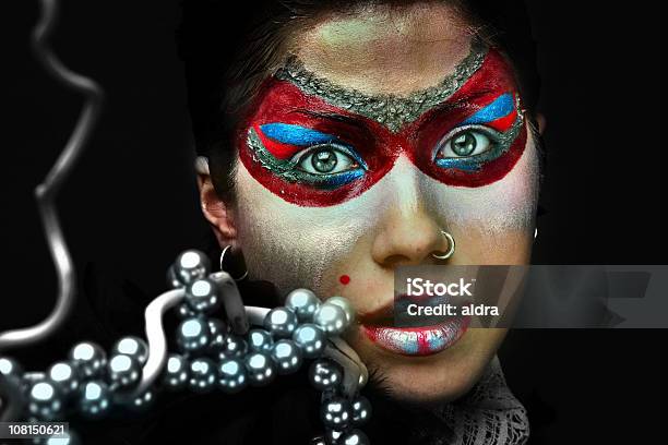 Młoda Kobieta Noszenia Farba Do Twarzy Makijaż I Kuleczek - zdjęcia stockowe i więcej obrazów Kultura autochtoniczna