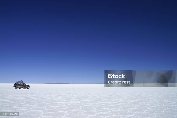 Photo libre de droit de Salar De Uyuni banque d'images et plus d'images libres de droit de Salar de Uyuni - Salar de Uyuni, Voiture, Bolivie