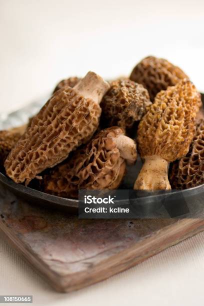 Cogumelos Morel - Fotografias de stock e mais imagens de Cogumelo Morel - Cogumelo Morel, Alimentação Saudável, Cogumelo Comestível