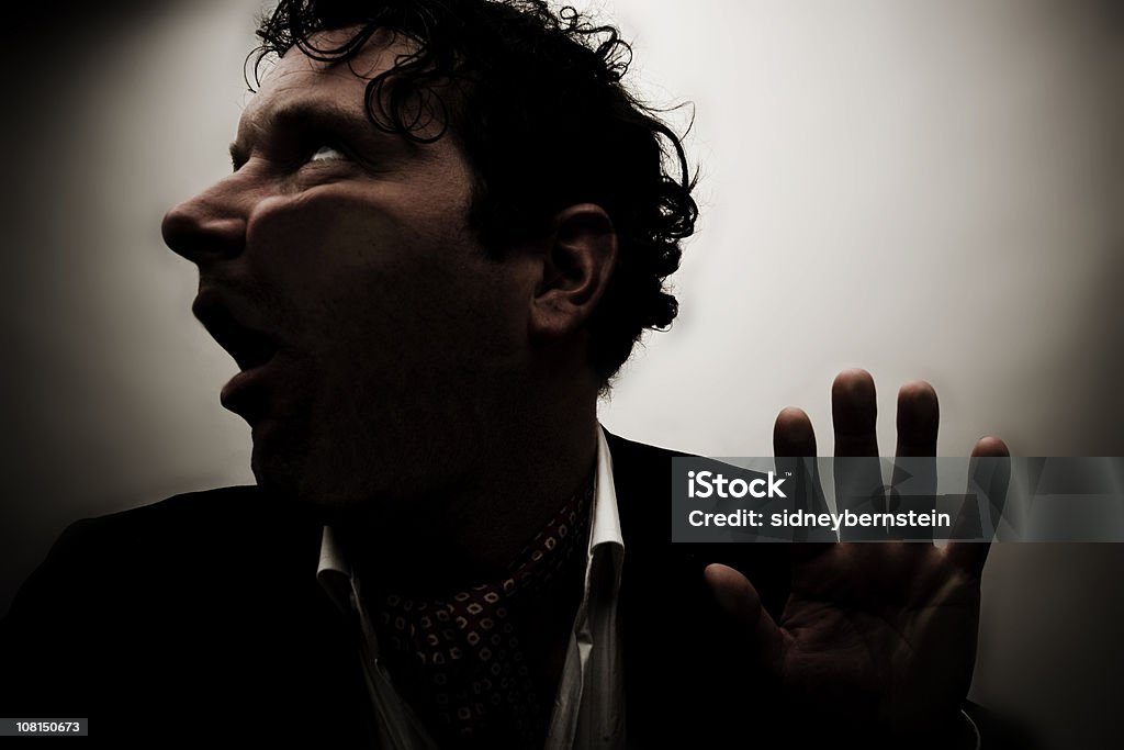 Homem Squished com painel de vidro, Low Key - Foto de stock de Vidro royalty-free