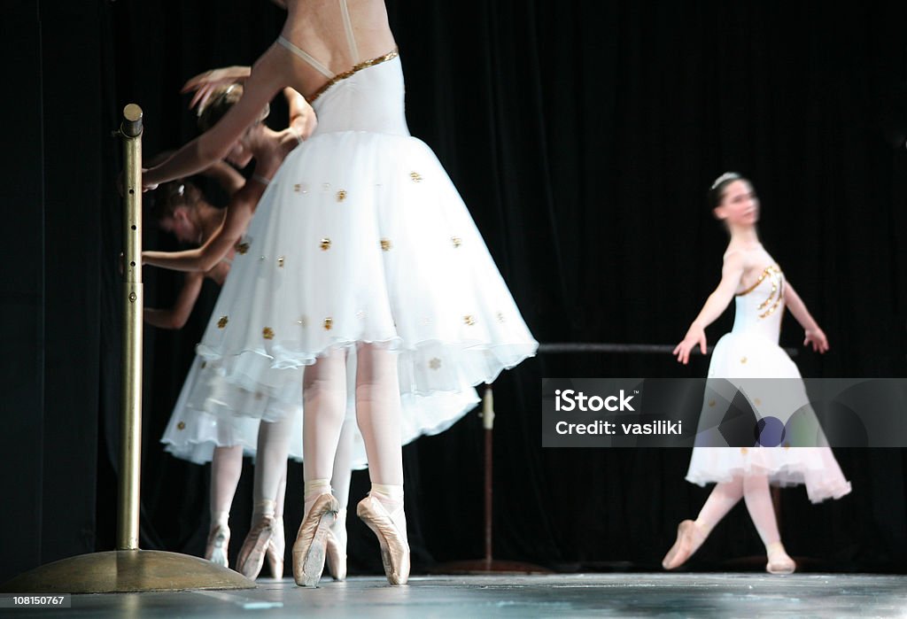 Ballerini di danza classica in bianco - Foto stock royalty-free di Tipo di danza