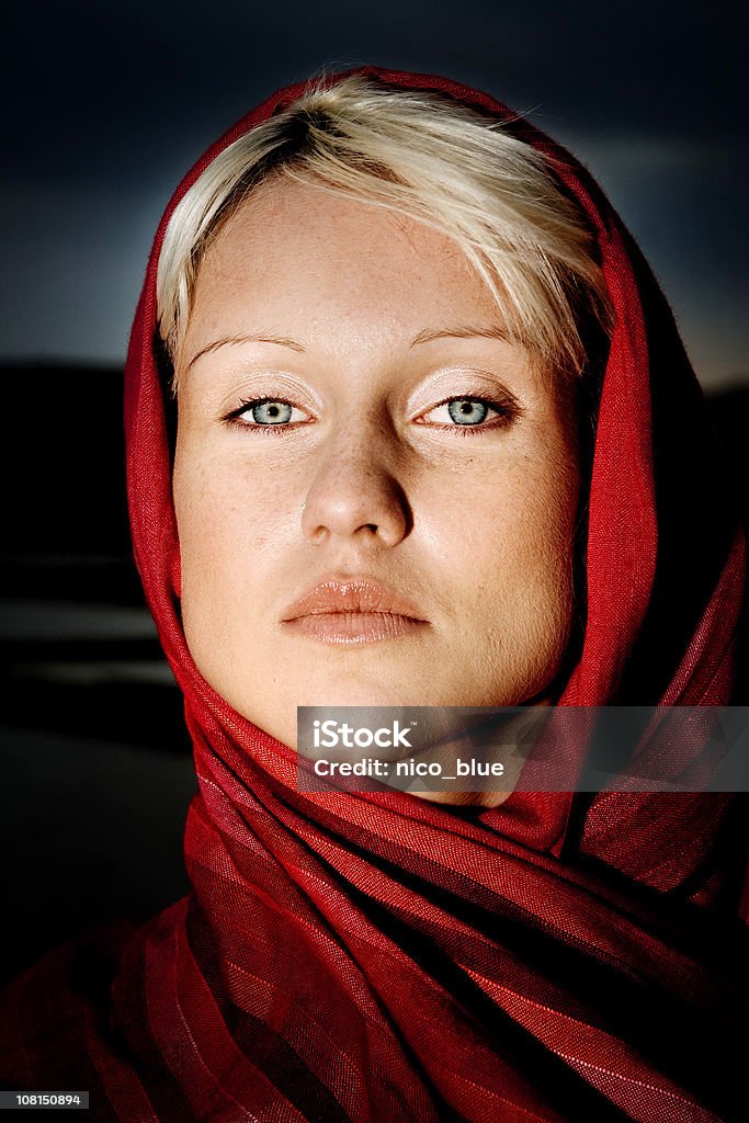 Ragazza con rosso Velo - Foto stock royalty-free di Notte