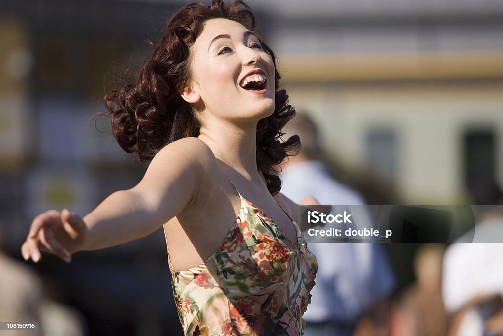 행복한 젊은 여자 회전 및 댄스 in Park - 로열티 프리 돌기 스톡 사진