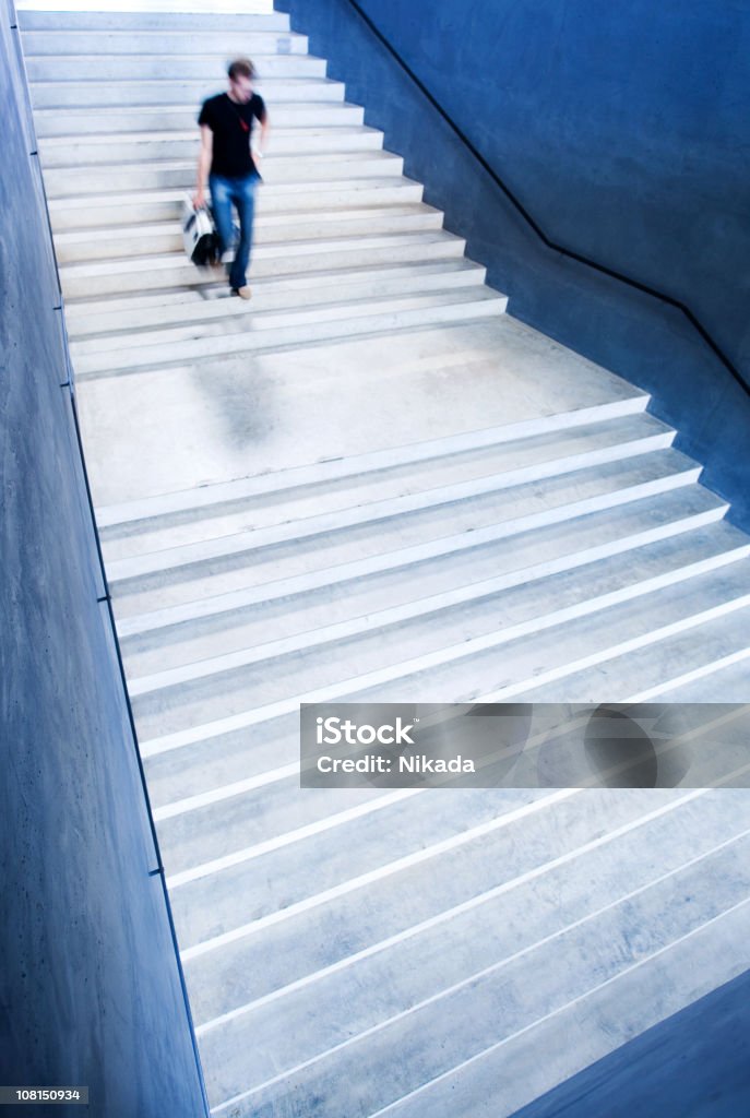 Persona a abajo de escaleras - Foto de stock de Escaleras libre de derechos