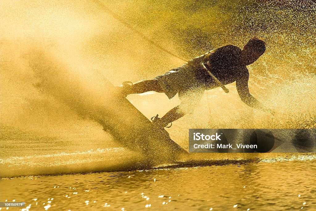 Wakeboarder の夕暮れの湖 - ウェイクボーディングのロイヤリティフリーストックフォト