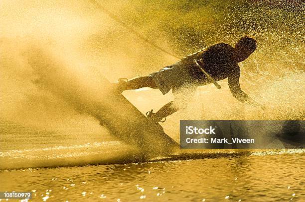 Wakeboarder の夕暮れの湖 - ウェイクボーディングのストックフォトや画像を多数ご用意 - ウェイクボーディング, 1人, しぶきを上げる