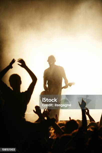 Foto de Banda De Rock E Os Fãs e mais fotos de stock de Música rock - Música rock, Contraluz, Cantor