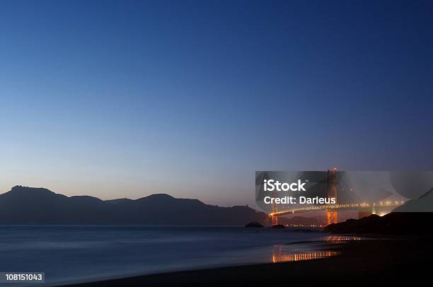 Ponte Golden Gate À Noite Iluminada - Fotografias de stock e mais imagens de Anoitecer - Anoitecer, Ao Ar Livre, Arquitetura