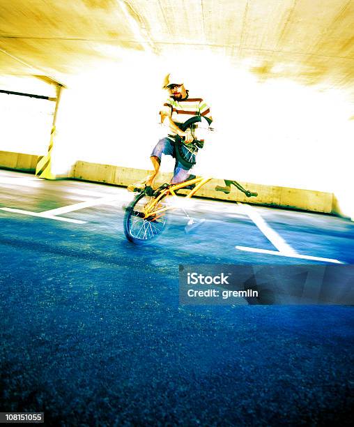 Man Bmx サイクル - BMXに乗るのストックフォトや画像を多数ご用意 - BMXに乗る, 屋内, 1人
