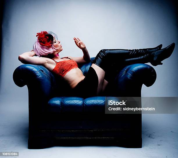 Jovem Mulher Assoar Pelo Seu Pregos Sentado Cadeira De Braços - Fotografias de stock e mais imagens de Sensualidade