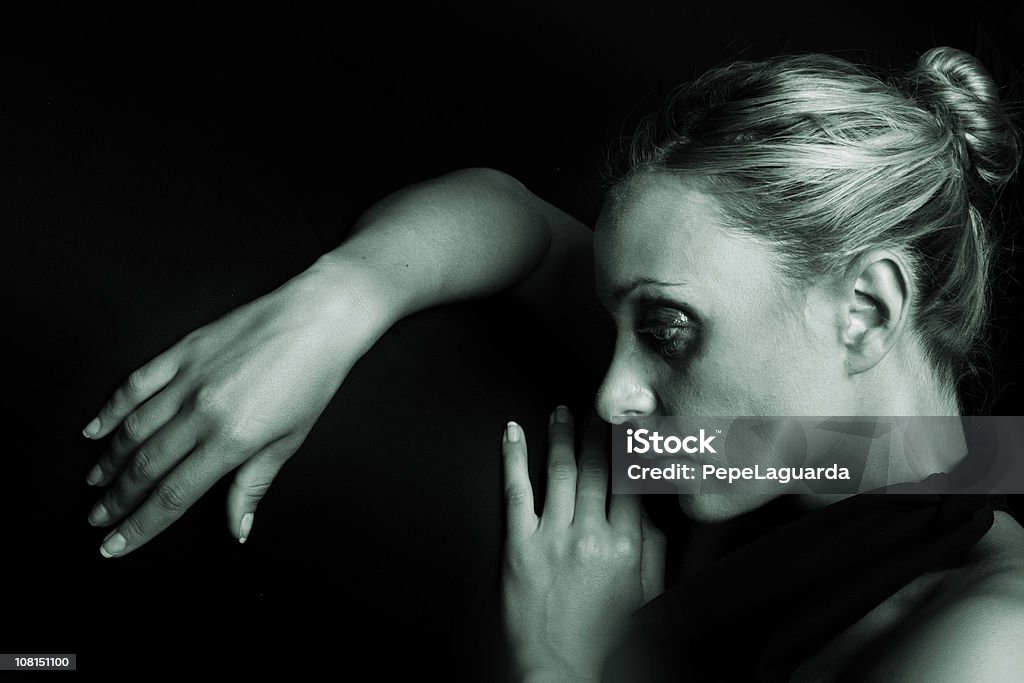 Mujer joven llorando con Smeared maquillaje, blanco y negro - Foto de stock de Adulto libre de derechos