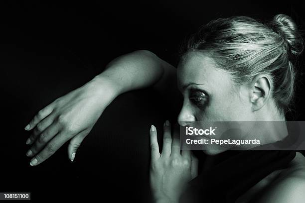 Mujer Joven Llorando Con Smeared Maquillaje Blanco Y Negro Foto de stock y más banco de imágenes de Adulto