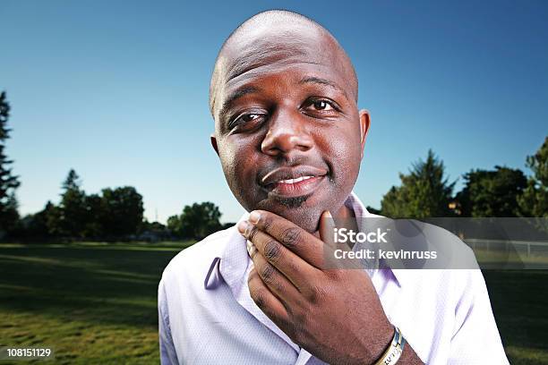 Foto de Jovem Posando Fora Do Campo e mais fotos de stock de Nigéria - Nigéria, Olhar para a Câmera, Árvore