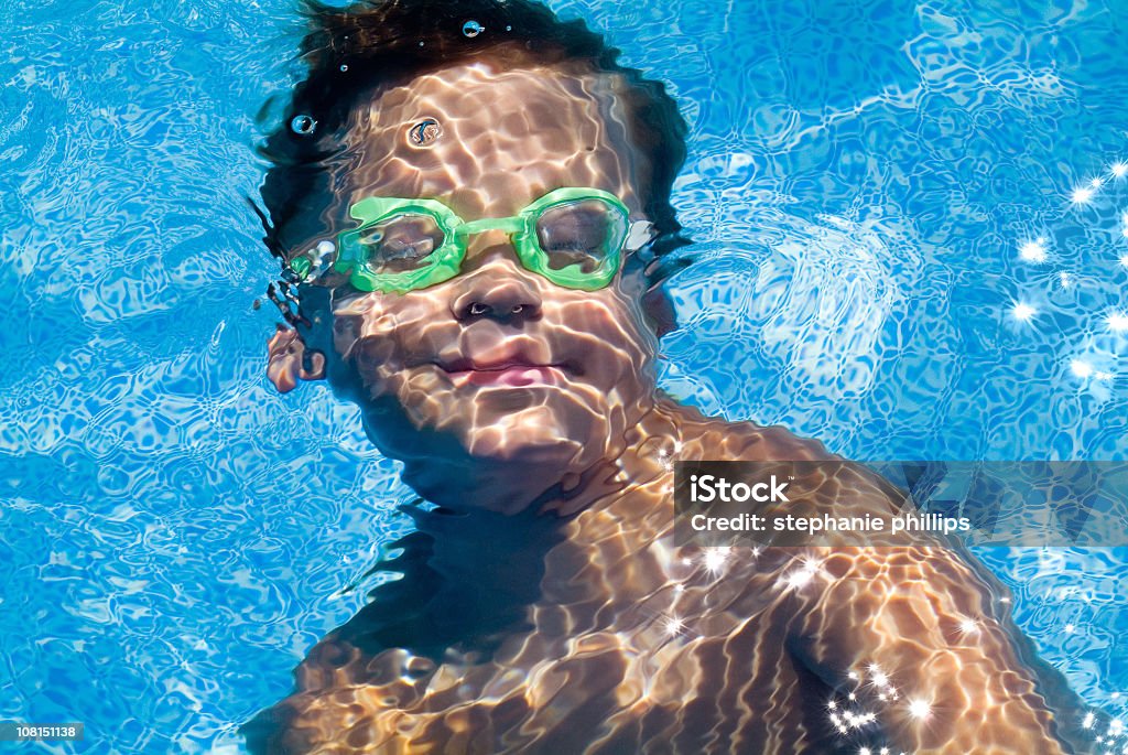 Jeune garçon immergés sous l'eau avec lunettes sur la recherche - Photo de Natation libre de droits