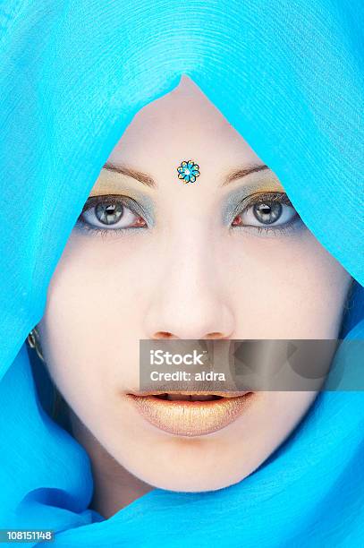 Mujer Joven Usando Cabezal Azul Envoltura Y Punto En La Frente Foto de stock y más banco de imágenes de Adulto