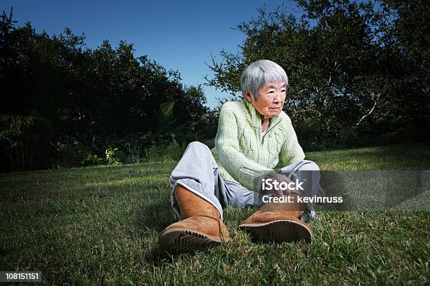 芝生に座る若い女性 - 1人のストックフォトや画像を多数ご用意 - 1人, カラー画像, シニア世代
