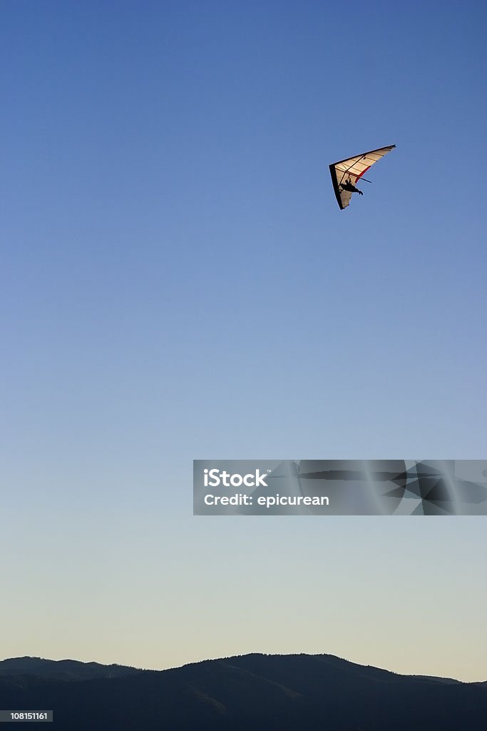 Persona de vuelo libre a las montañas contra el cielo azul - Foto de stock de Vuelo libre libre de derechos