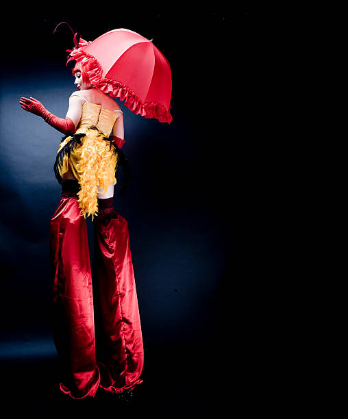 artista de circo en traje usa pilote, bajo llave - stilts fotografías e imágenes de stock